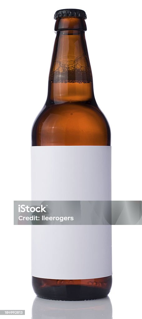 Bouteille de bière avec étiquette vierge sur fond blanc - Photo de Étiquette libre de droits