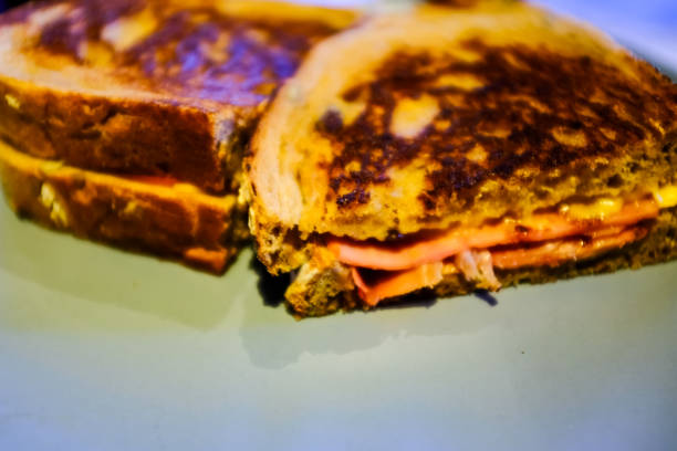 gros plan sur le sandwich sur le plat. - toast portion club sandwich cafe photos et images de collection