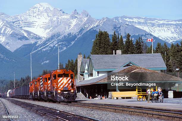Rojo Las Locomotoras Hauling Transporte De Las Montañas Coronadas De Nieve Foto de stock y más banco de imágenes de Columbia Británica
