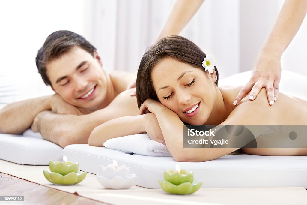 Пара, имеющие массаж в спа-центр - Стоковые фото 25-29 лет роялти-фри