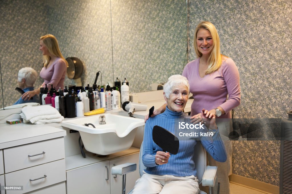 Senior mujer en peluquería - Foto de stock de Peluquería libre de derechos