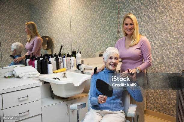 Senior Mujer En Peluquería Foto de stock y más banco de imágenes de Peluquería - Peluquería, Tercera edad, 70-79 años