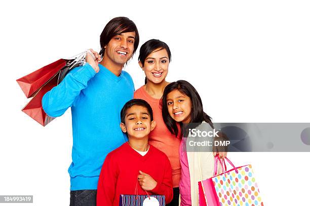Família Feliz De Compras Isolado A Branco - Fotografias de stock e mais imagens de Família - Família, Comércio - Consumismo, Fazer Compras