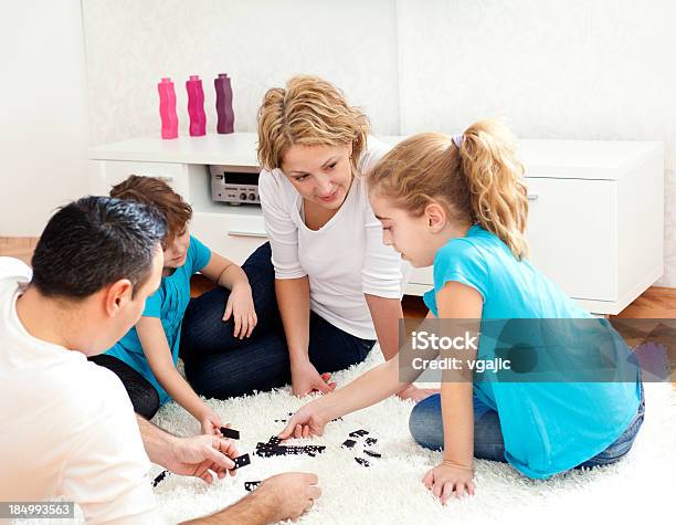 Familia Jugando Dominó Foto de stock y más banco de imágenes de Familia - Familia, Juego de mesa, 35-39 años