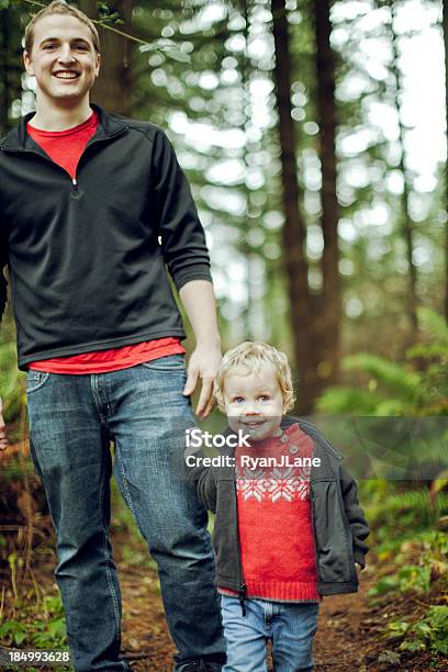 父と息子の森の散歩道 - 2人のストックフォトや画像を多数ご用意 - 2人, 2歳から3歳, アウトドア