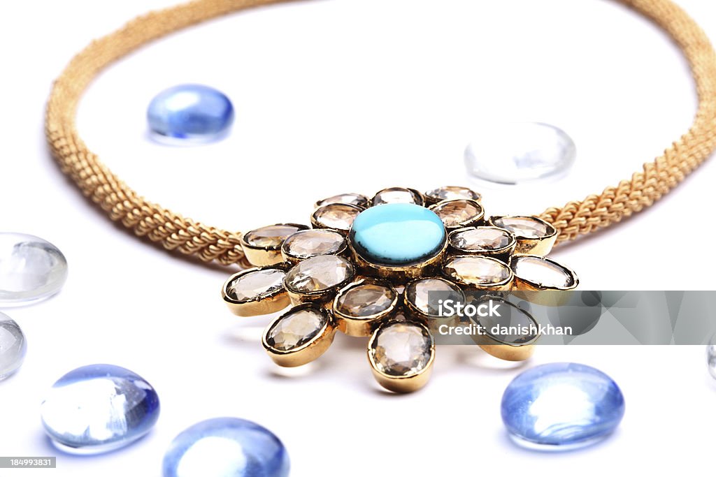 Semi-preziose turchese e pendenti oro al quarzo a stringa - Foto stock royalty-free di Accessorio personale