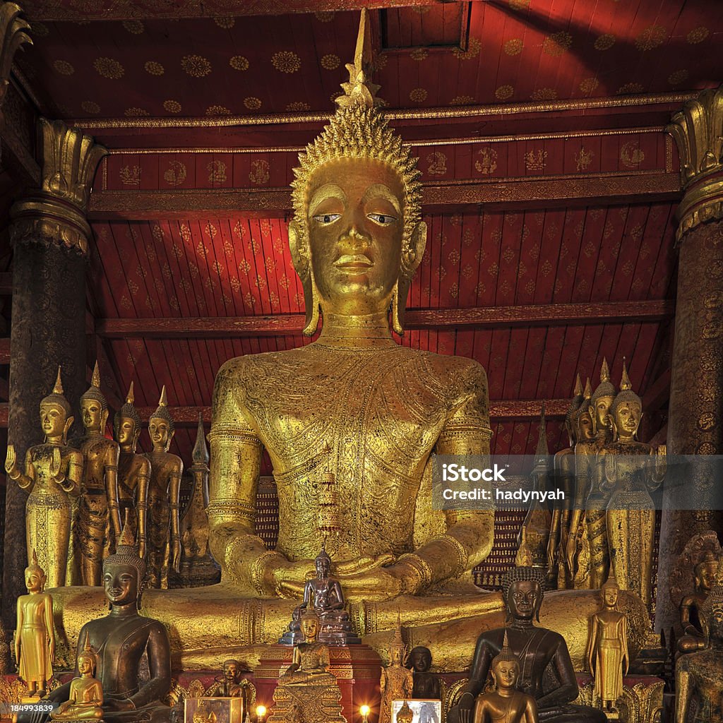 Wat Mai Suwannaphumaham-Tempio buddista di Luang Prabang - Foto stock royalty-free di Altare