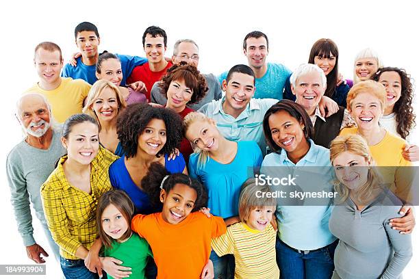 Große Gruppe Von Glücklichen Menschen Stehen Zusammen Stockfoto und mehr Bilder von Multikulturelle Gruppe