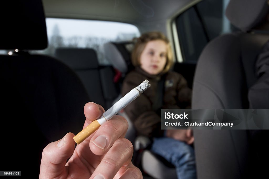 お子様にお車の効果に受動喫煙 - タバコを吸うのロイヤリティフリーストックフォト