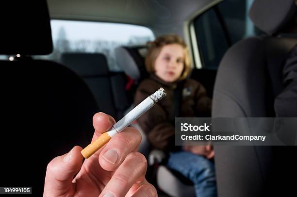 お子様にお車の効果に受動喫煙 - タバコを吸うのストックフォトや画像を多数ご用意 - タバコを吸う, 喫煙問題, 自動車
