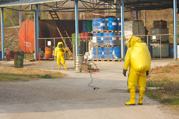 raccolta di materiale pericoloso - radiation protection suit toxic waste protective suit cleaning foto e immagini stock