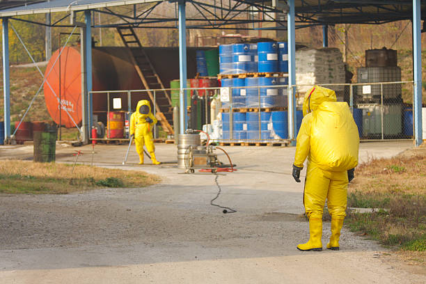 zebranie materiałów niebezpiecznych - toxic waste radiation protection suit chemical protective suit zdjęcia i obrazy z banku zdjęć