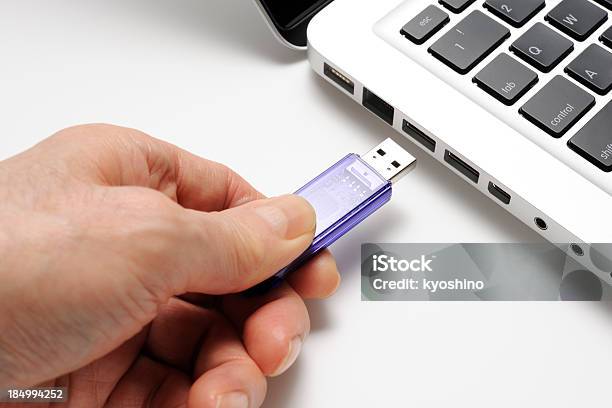 Aislado Fotografía De Conexión De Unidad Flash Usb Sobre Fondo Blanco Foto de stock y más banco de imágenes de Llavero USB de memoria