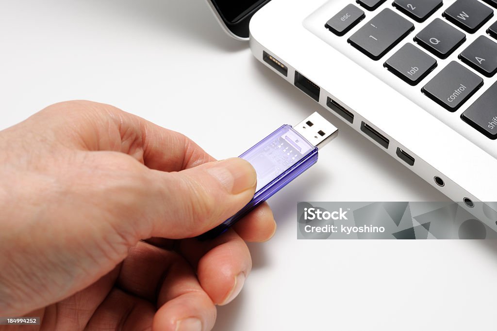 絶縁ショットのコネクティングルームの USB フラッシュドライブに白背景 - USBスティックのロイヤリティフリーストックフォト
