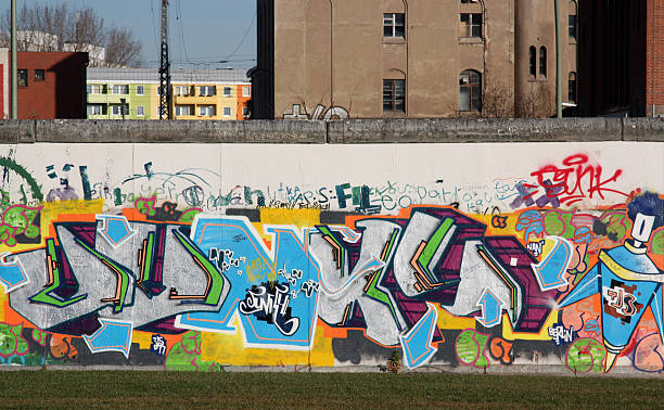 urbanscape - berlin wall стоковые фото и изображения