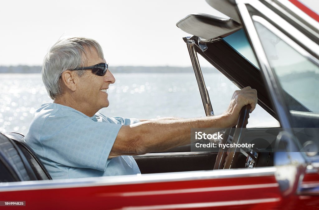 Senior guida Auto convertibile - Foto stock royalty-free di Guidare