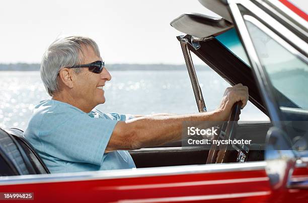 Senior Guida Auto Convertibile - Fotografie stock e altre immagini di Guidare - Guidare, Uomini, Auto convertibile