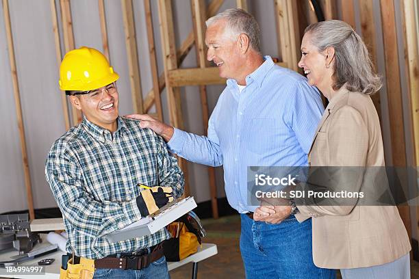 Neue Home Owners Zufrieden Mit Den Fortschritten Builder Stockfoto und mehr Bilder von Bauarbeiterhelm