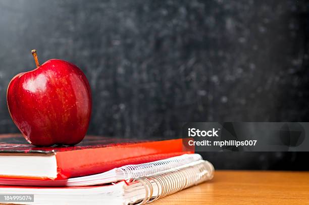 Torna A Scuola - Fotografie stock e altre immagini di Edificio scolastico - Edificio scolastico, Educazione, Alimentazione sana