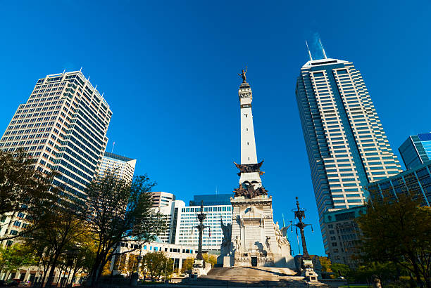 do centro da cidade de indiana com o monumento aos soldados e marinheiros - soldiers and sailors memorial arch imagens e fotografias de stock