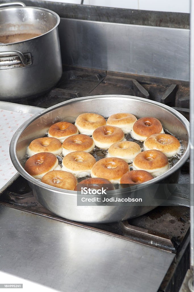Beignets poêle dans une casserole sur la cuisinière - Photo de Adulte libre de droits