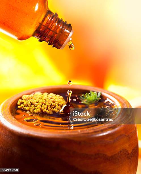 Foto de Óleo Essencial e mais fotos de stock de Gota - Líquido - Gota - Líquido, Aromaterapia, Erva