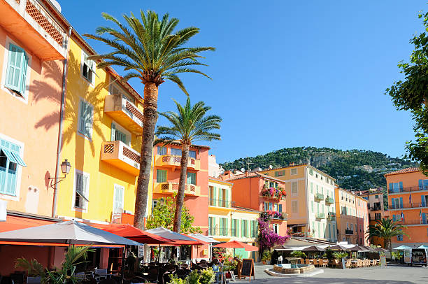 marktplatz an der französischen riviera - villefranche sur mer stock-fotos und bilder