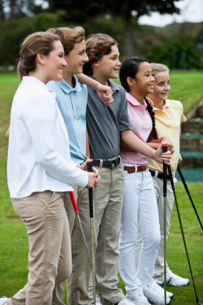 grupo de niños en el campo de práctica de golf - sc0529 fotografías e imágenes de stock