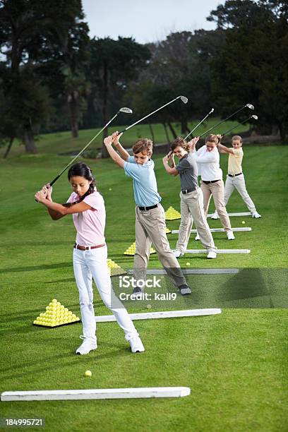 Gruppe Von Kindern Am Golf Driving Range Stockfoto und mehr Bilder von Golf - Golf, Kind, Lernen
