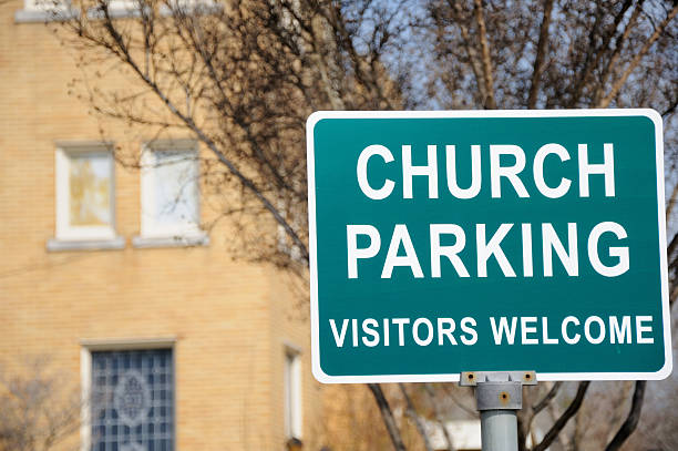 церковь парковка широкой публики знак добро пожаловать - church greeting welcome sign sign стоковые фото и изображения