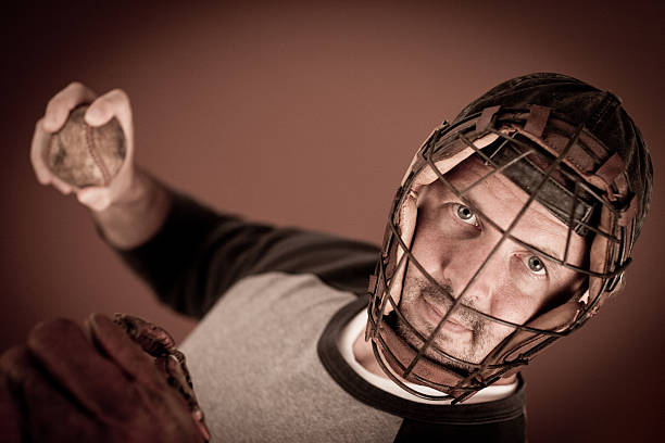 vintage baseballista gotowy, aby rzucać piłką - baseball catcher baseball player old fashioned looking at camera zdjęcia i obrazy z banku zdjęć