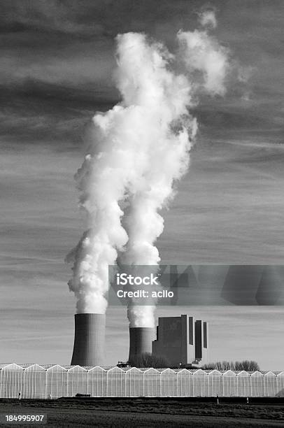Современный Электростанция И Теплице — стоковые фотографии и другие картинки Без людей - Без людей, Вертикальный, Вредные пары