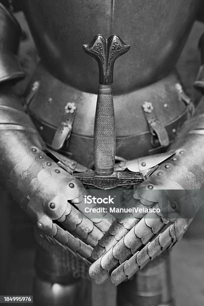 Foto de Mãos Na Espada e mais fotos de stock de Armadura tradicional - Armadura tradicional, As Cruzadas, Conceito