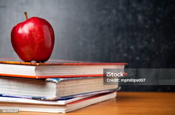学校に戻る - リンゴのストックフォトや画像を多数ご用意 - リンゴ, 本, 積み重なる