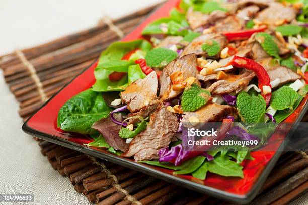 Tailandês Salada De Carne - Fotografias de stock e mais imagens de Alface - Alface, Alimentação Saudável, Carne de Vaca