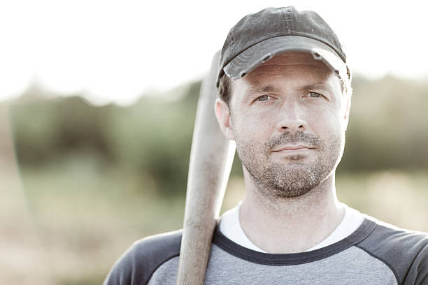 vintage beisebol em equipamento base, com ambiente ao ar livre - men baseball cap focus determination - fotografias e filmes do acervo