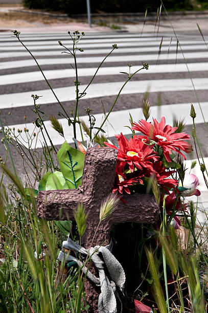 paso de cebra muerte - memorial roadside cross cross shape fotografías e imágenes de stock