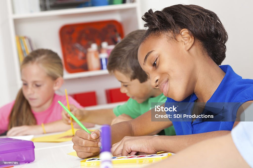 若い女の子の彼女の絵画のクラスでの学校アート - アウトフォーカスのロイヤリティフリーストックフォト
