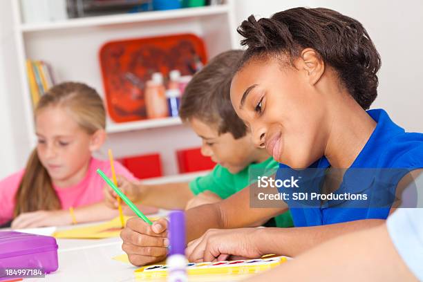 若い女の子の彼女の絵画のクラスでの学校アート - アウトフォーカスのストックフォトや画像を多数ご用意 - アウトフォーカス, アフリカ民族, アメリカ文化