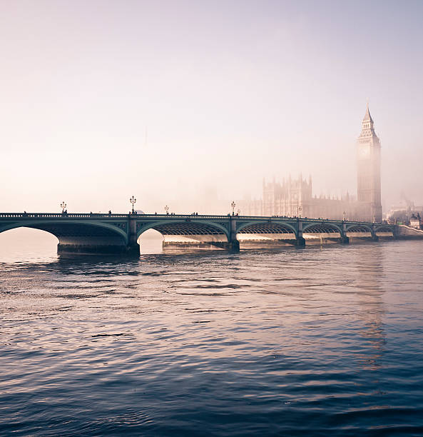 big ben und häuser des parlaments in der nebel london - london england victorian style big ben dark stock-fotos und bilder