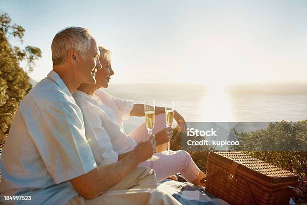 Foto de O Cenário Perfeito Para O Seu Aniversário e mais fotos de stock de Champanhe - Champanhe, Casal de Meia Idade, Casal Idoso