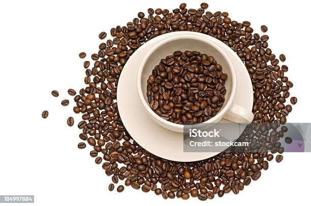 Tazza Di Caffè E Fagioli Su Sfondo Bianco - Fotografie stock e altre immagini di Arrosto - Cibo cotto - Arrosto - Cibo cotto, Caffè - Bevanda, Caffè - Raccolto