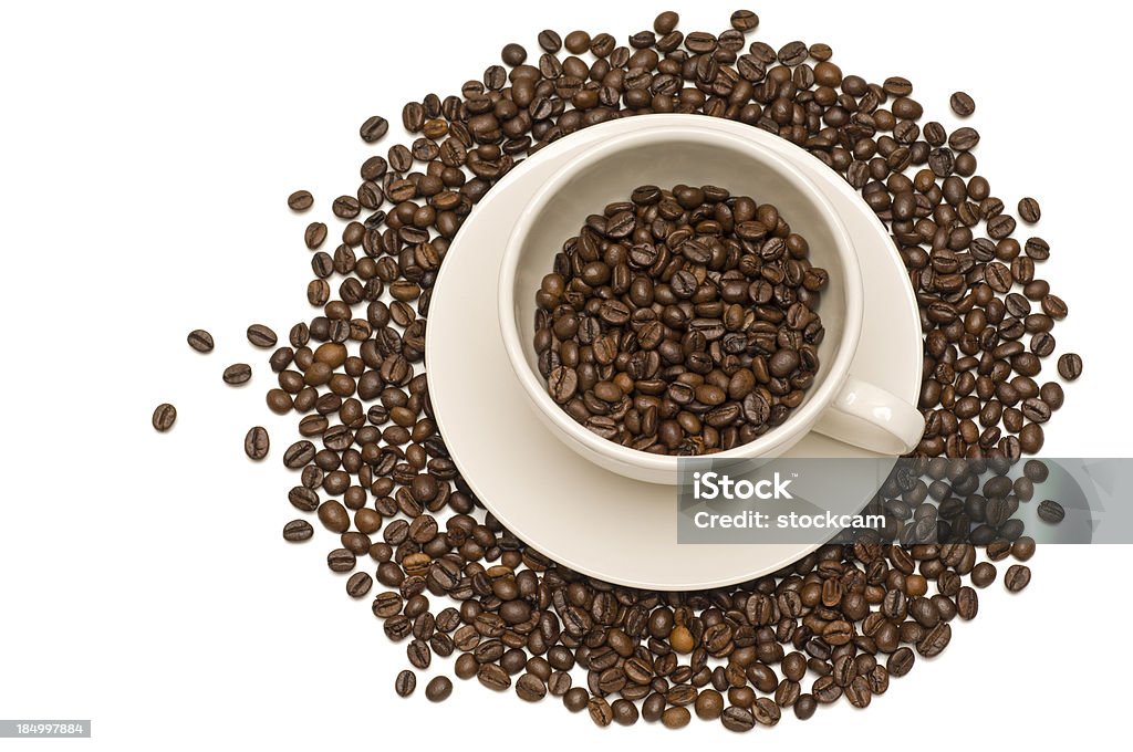 Xícara de café e grãos em fundo branco - Royalty-free Assado Foto de stock