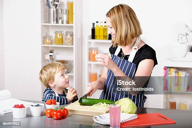 Interazione Tra Il Bambino E Madre Assistente Durante La Preparazione Dei Pasti - Fotografie stock e altre immagini di 2-3 anni