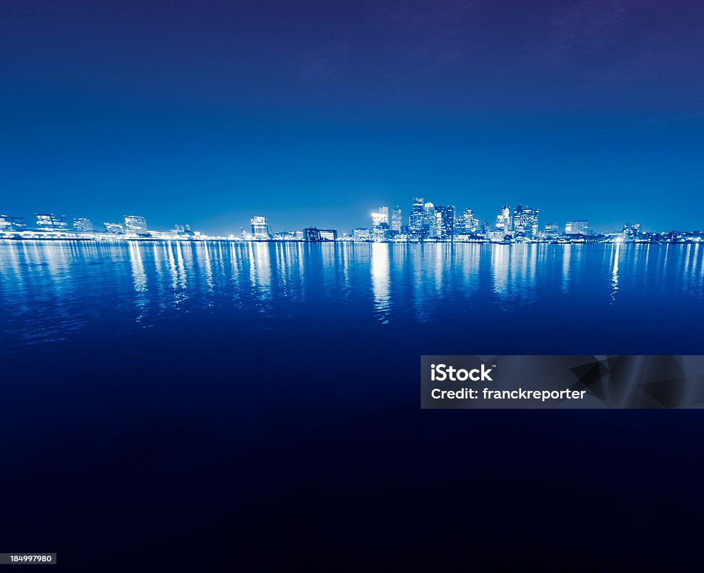 Horizonte de Boston a partir do sul-do porto, à noite - Foto de stock de Arranha-céu royalty-free