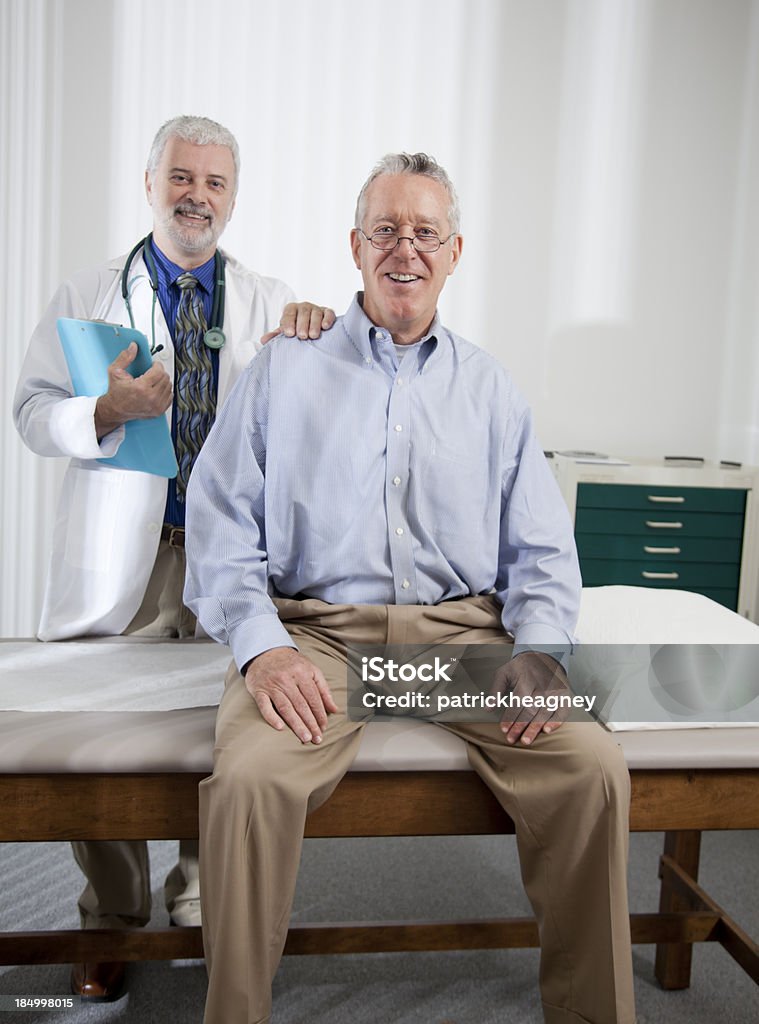 Paciente sonriente y Doctor en el fondo - Foto de stock de Doctor libre de derechos