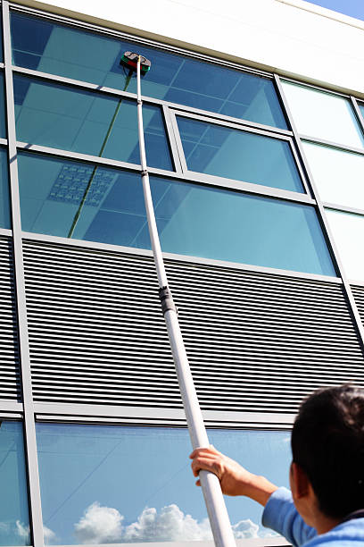 limpiacristales utilizando el sistema fed polos agua - cleaning window window washer built structure fotografías e imágenes de stock