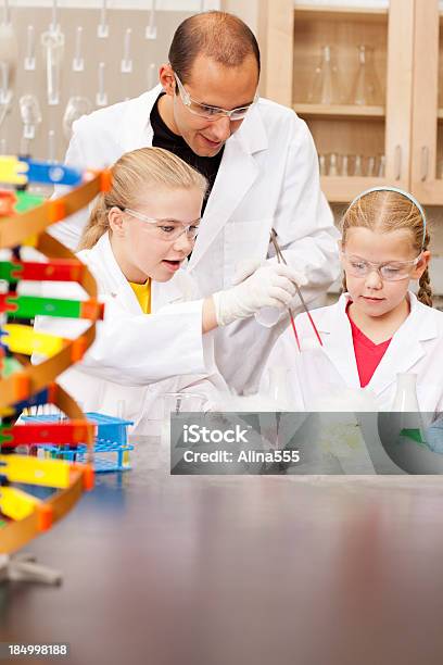 Duas Raparigas E Professor No Laboratório De Ciências - Fotografias de stock e mais imagens de 10-11 Anos