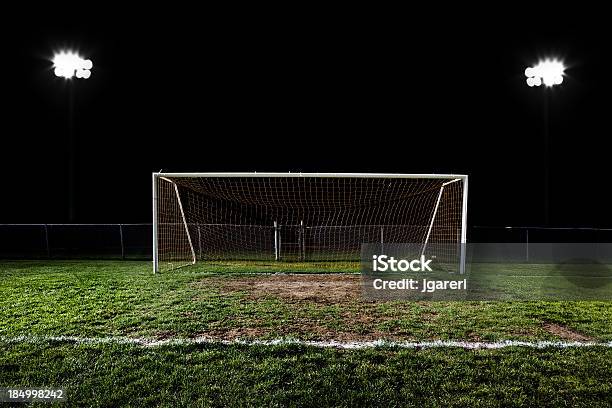 Campo De Futebol À Noite - Fotografias de stock e mais imagens de Baliza - Equipamento desportivo - Baliza - Equipamento desportivo, Futebol, Noite