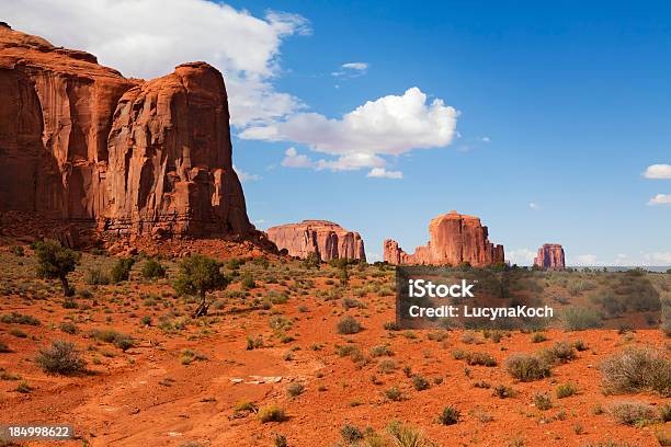 Monument Valley Tribal Park Navajo Utaharizona Stockfoto und mehr Bilder von Abenteuer - Abenteuer, Arizona, Erodiert